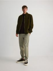 Spodnie jogger slim - oliwkowy. Zielone joggery i bojówki Reserved, l, bez wzorów, z bawełny. W wyprzedaży za 99.99 zł.