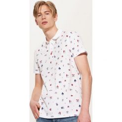 Koszulka polo z mikronadrukiem - Biały. Koszulki polo sportowe marki House. W wyprzedaży za 29.99 zł.