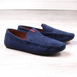 Mokasyny półbuty męskie zamszowe wsuwane granatowe McKeylor 2260 niebieskie. Niebieskie eleganckie półbuty bez wzorów, z zamszu, bez obcasa, bez zapięcia. W wyprzedaży za 166.32 zł.