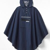 Poncho Ludowe Poncho Navy. Niebieskie kurtki przeciwdeszczowe PEOPLE PONCHO, uniwersalny, bez wzorów, bez kaptura. Za 465.00 zł.