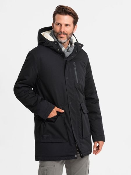 Długa kurtka męska parka z kożuszkiem – czarna V4 - Rozmiar: M. Czarne kurtki Ombre Clothing, m, z aplikacjami, z gumy, z kapturem. W wyprzedaży za 119.99 zł.