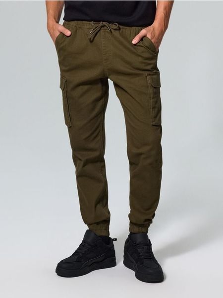 Spodnie cargo jogger - khaki. Brązowe joggery i bojówki Sinsay, bez wzorów. Za 59.99 zł.