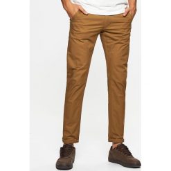 Materiałowe spodnie typu chino - Beżowy. Spodnie materiałowe Cropp. Za 89.99 zł.