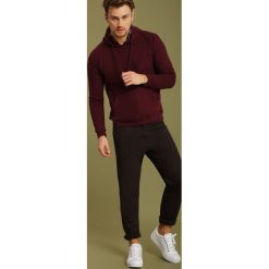 BLUZA NIEROZPINANA MĘSKA LUŹNA. Bluzy z kapturem marki TOP SECRET. W wyprzedaży za 39.99 zł.