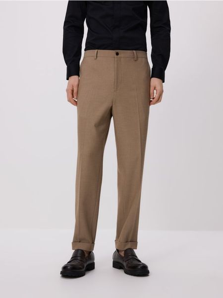Spodnie garniturowe z kantem - beżowy. Brązowe garnitury Reserved, bez wzorów, z tkaniny. Za 169.99 zł.