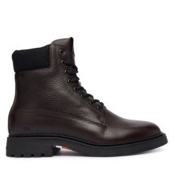 Kozaki Tommy Hilfiger. Brązowe kozaki Tommy Hilfiger, bez wzorów, bez obcasa, bez zapięcia. Za 679.99 zł.
