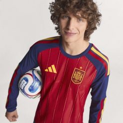 Koszulka Spain 26 Home Authentic Long Sleeve. Czerwone bluzki z długim rękawem Adidas, bez wzorów, bez kołnierzyka, bez ramiączek. Za 699.00 zł.