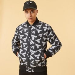 Kurtka z logo Chicago Bulls. Czarne kurtki New Era, m, bez wzorów, z materiału, bez kaptura. Za 415.70 zł.