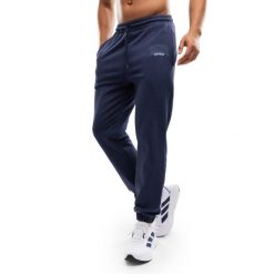 Męskie spodnie joggery Lifestyle Siroko IBZ Fondo Stone Blue. Niebieskie joggery i bojówki SIROKO, l, bez wzorów, z dresówki, sportowe. Za 169.00 zł.