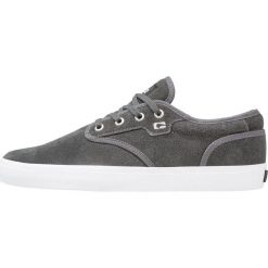 Globe MOTLEY Tenisówki i Trampki dark shadow. Trampki marki LACOSTE. W wyprzedaży za 242.10 zł.