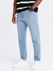 Męskie spodnie jeansowe CARROT FIT z delikatnymi przetarciami – jasnoniebieskie V2 OM-PADP-0162 - XXL. Niebieskie spodnie materiałowe Ombre Clothing, na co dzień, m, z aplikacjami, z bawełny, casualowe. Za 119.99 zł.