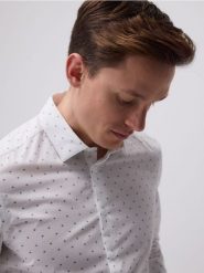 Koszula slim fit w drobne kwiaty - biały. Białe koszule Reserved, l, bez wzorów, z bawełny, bez kołnierzyka, bez ramiączek. Za 139.99 zł.