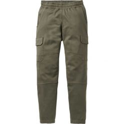 Spodnie dresowe bojówki bonprix ciemnooliwkowy. Joggery i bojówki marki bonprix. Za 54.99 zł.