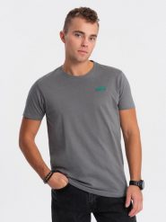 Bawełniany męski t-shirt z zieloną naszywką na piersi – szary V1 OM-TSCT-0151 - XXL. Szare t-shirty Ombre Clothing, l, z aplikacjami, z bawełny, bez kołnierzyka, bez ramiączek. Za 77.99 zł.