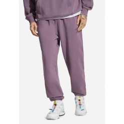 Spodnie dresowe męskie Prosto Flathead. Fioletowe szorty Prosto., m, bez wzorów, z dresówki. W wyprzedaży za 169.99 zł.