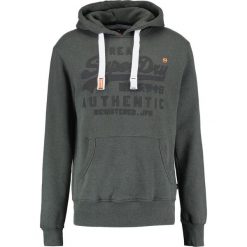 Superdry VINTAGE AUTHENTIC TONAL HOOD Bluza z kapturem charcoal black grit. Bluzy z kapturem marki Superdry, m, z bawełny, z kapturem. W wyprzedaży za 305.10 zł.