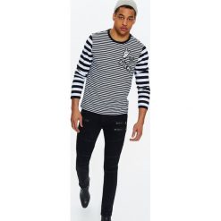 SPODNIE MĘSKIE JEANS Z SUWAKAMI I MODNYMI CIĘCIAMI. Spodnie materiałowe marki TOP SECRET. W wyprzedaży za 59.99 zł.