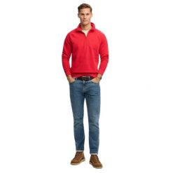 Logo nawiązujące do Tunisu z rękawami raglan Superdry Essential. Czerwone swetry nierozpinane Superdry, na zimę, m, bez wzorów, bez kołnierzyka, bez ramiączek. W wyprzedaży za 308.95 zł.