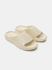 Klapki wykonane z pianki z fakturą 3d - beżowy. Brązowe klapki Sinsay. Za 39.99 zł.