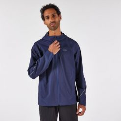 Kurtka do biegania w terenie przeciwdeszczowa męska Kiprun Run 500. Niebieskie kurtki KIPRUN, l, bez wzorów, z materiału, bez kaptura. Za 299.99 zł.