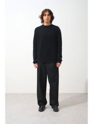 AUTHENTIC CASHMERE Kaszmirowy sweter "Aksel" w kolorze czarnym rozmiar: M. Czarne swetry nierozpinane AUTHENTIC CASHMERE, m, bez wzorów, z kaszmiru, bez kołnierzyka, bez ramiączek. Za 652.99 zł.