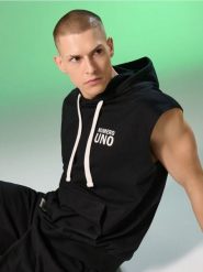 Dresowa bluza bez rękawów z napisem Numero Uno - czarny. Czarne bluzy bez kaptura Sinsay, l, bez wzorów, z dresówki, bez kaptura. W wyprzedaży za 27.99 zł.