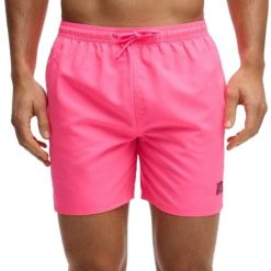Szorty kąpielowe Superdry Essential 16. Czerwone krótkie spodenki sportowe Superdry, l, bez wzorów, z materiału. Za 204.30 zł.