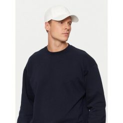 Czapka z daszkiem Guess. Białe czapki z daszkiem Guess, z aplikacjami. Za 99.99 zł.