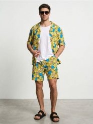 Szorty The Simpsons - wielobarwny. Krótkie spodenki sportowe Sinsay, l, bez wzorów. W wyprzedaży za 27.99 zł.