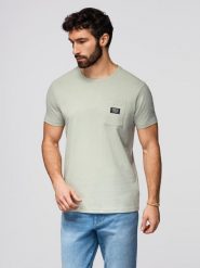 Casualowy męski t-shirt z naszywką na kieszeni – jasnoszary V2. Szare t-shirty Ombre Clothing, m, z aplikacjami, z bawełny, bez kołnierzyka, bez ramiączek. W wyprzedaży za 49.99 zł.
