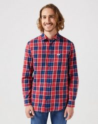 WRANGLER MĘSKA KOSZULA LS 1 PKT SHIRT RED INDIGO 112350396 W5A9017325. Czerwone koszule Wrangler, m, bez wzorów, bez kołnierzyka, bez ramiączek. Za 179.99 zł.