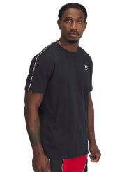 Under Armour Koszulka w kolorze czarnym rozmiar: L. Czarne bezrękawniki Under Armour, l, bez wzorów, bez kołnierzyka, bez ramiączek. Za 115.45 zł.
