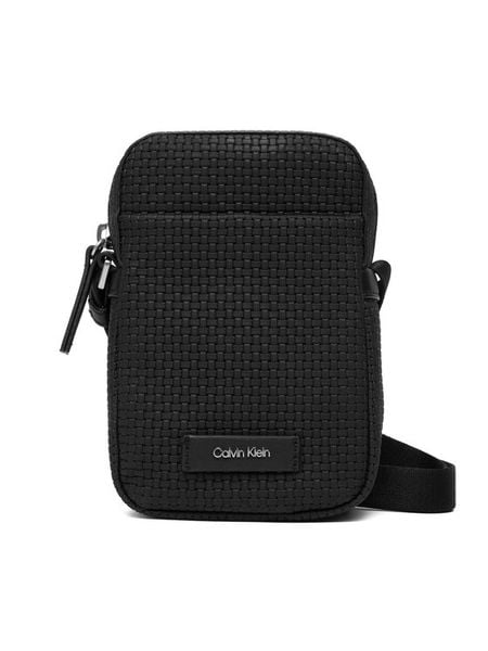 Calvin Klein Saszetka Embossed Woven Slim Reporter LV04D3221G Czarny. Czarne saszetki i nerki CALVIN KLEIN, bez wzorów, ze skóry, bez dodatków. Za 329.99 zł.