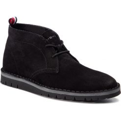 Trzewiki TOMMY HILFIGER - Suede Desert Boot FM0FM02198 Black 990. Czarne botki sznurowane Tommy Hilfiger, bez wzorów, z materiału, bez obcasa, bez zapięcia. W wyprzedaży za 349.00 zł.