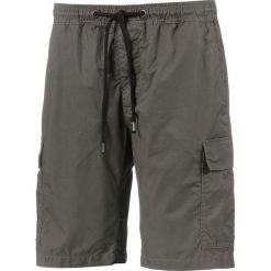 Szorty cargo w kolorze oliwkowym. Szorty Beach & Street Wear. W wyprzedaży za 107.95 zł.