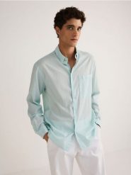 Gładka koszula regular fit - jasnoturkusowy. Niebieskie koszule Reserved, l, bez wzorów, z bawełny, bez kołnierzyka, bez ramiączek. W wyprzedaży za 39.99 zł.