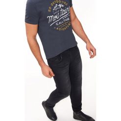SPODNIE DENIMOWE O KROJU SLIM. Czarne spodnie materiałowe TOP SECRET, na co dzień, na lato, l, bez wzorów, z jeansu. W wyprzedaży za 59.99 zł.