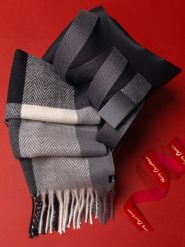 Zestaw prezentowy dla niego - strukturalny grafitowy pasek + grafitowo/biały szalik Z66 - one size. Białe szaliki Ombre Clothing, bez wzorów. Za 83.99 zł.