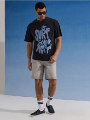 Tenisówki typu slip-on z motywem palm - czarny. Czarne trampki Sinsay, bez wzorów, bez zapięcia. Za 29.99 zł.