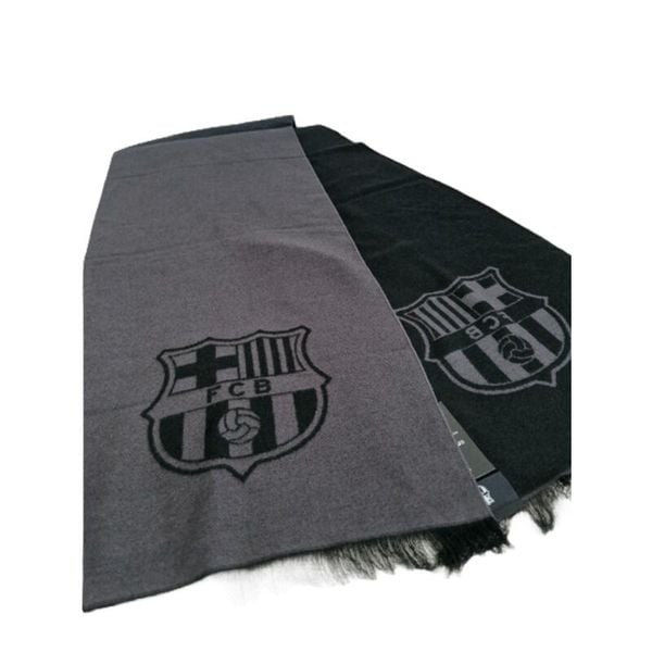 Elegancki, najwyższej jakości szalik Barcelona. Szare szaliki REAL MADRID, bez wzorów. W wyprzedaży za 134.99 zł.