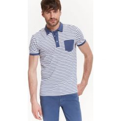 T-SHIRT MĘSKI POLO W PASKI. Białe koszulki polo sportowe marki TOP SECRET, na jesień, bez wzorów, bez kołnierzyka, bez ramiączek. W wyprzedaży za 24.99 zł.