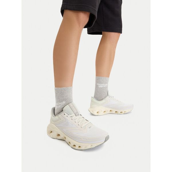 Buty do biegania Reebok. Białe buty do biegania Reebok, bez wzorów, bez zapięcia, do biegania. Za 349.99 zł.