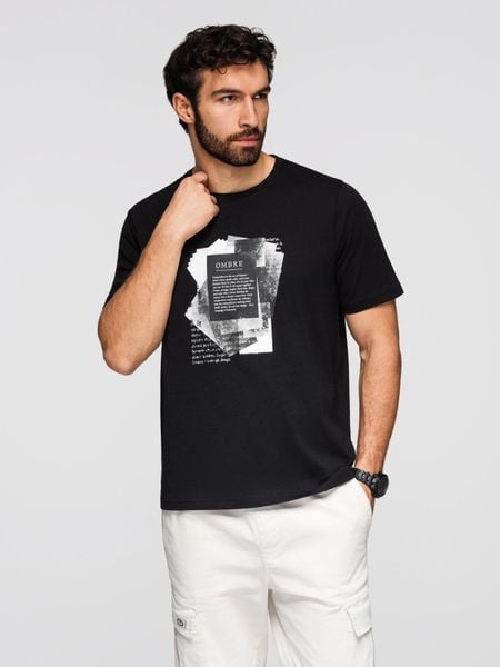 Męska bawełniana koszulka z ciekawym nadrukiem na klatce piersiowej - czarna V1 - Rozmiar: L. Czarne t-shirty Ombre Clothing, l, bez wzorów, z bawełny, bez kołnierzyka, bez ramiączek. W wyprzedaży za 45.50 zł.