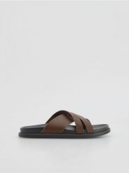 Skórzane sandały - brązowy. Brązowe sandały Reserved, ze skóry, bez zapięcia. Za 119.99 zł.