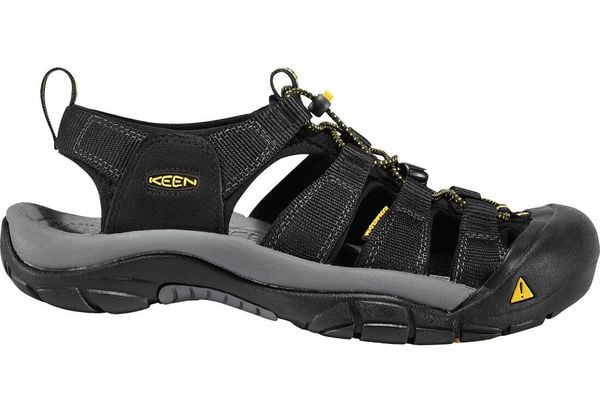 Buty trekkingowe męskie Keen Newport H2. Czarne buty turystyczne Keen, bez wzorów, z materiału, bez zapięcia, trekkingowe. Za 572.50 zł.