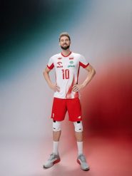 4F Koszulka meczowa replika domowa męska 4F x Polska Siatkówka - biała XL. Białe t-shirty 4F, m, bez wzorów, z dzianiny, bez kołnierzyka, bez ramiączek. Za 199.99 zł.