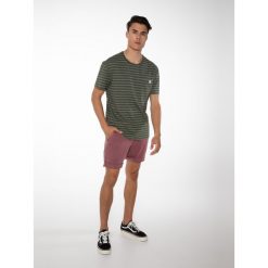 Spodenki męskie PROTEST FAN shorts. Czerwone szorty Protest, m, bez wzorów, sportowe. W wyprzedaży za 100.00 zł.