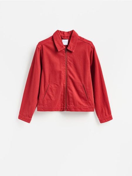 Jeansowa kurtka z kołnierzem - czerwony. Czerwone kurtki Reserved, l, bez wzorów, z denimu, bez kaptura. Za 169.99 zł.