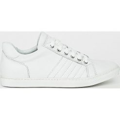 Domeno - Półbuty. Białe buty sportowe casual Domeno, bez wzorów, z materiału, bez obcasa, bez zapięcia. W wyprzedaży za 179.90 zł.