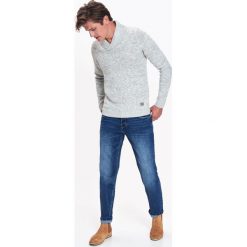 SWETER MĘSKI Z SZALOWYM KOŁNIERZEM. Swetry nierozpinane marki TOP SECRET. W wyprzedaży za 59.99 zł.